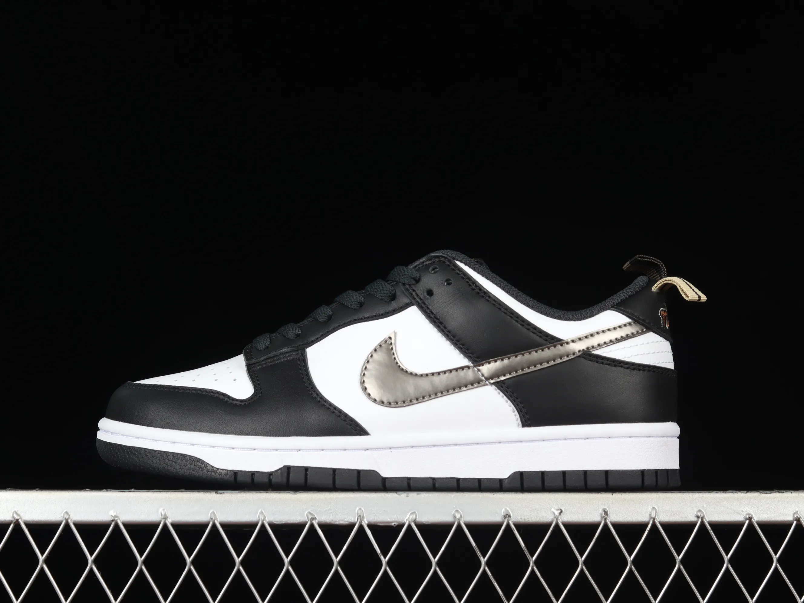All categories Nk SB Dunk series Nk SB Dunk Low low-top sneakers Nk Dunk Low SE "Pull Tab" Red Panda SB low-top sports and leisure sneakers DH9764-001